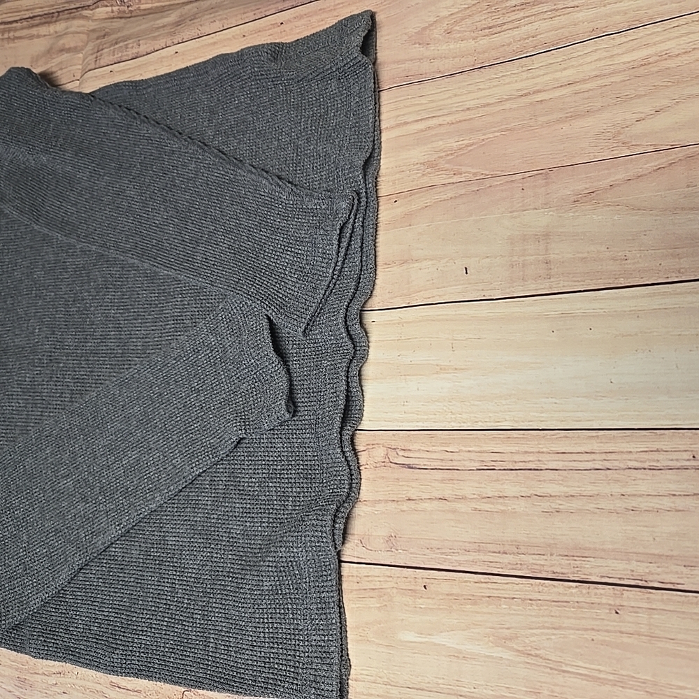 Gray Ribbed Knit Sweater - Picture 4 of 7